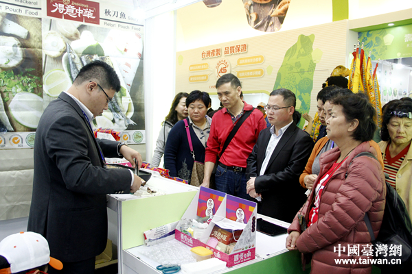 觀眾參觀臺灣展區,品嘗農產品