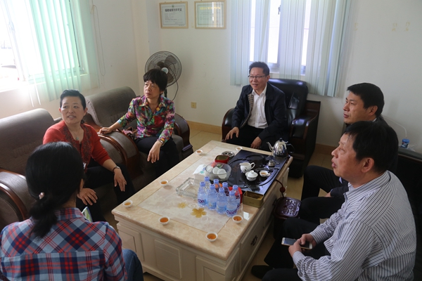 听取台商对企业发展项目的说明 听取台商对企业发展项目的说明