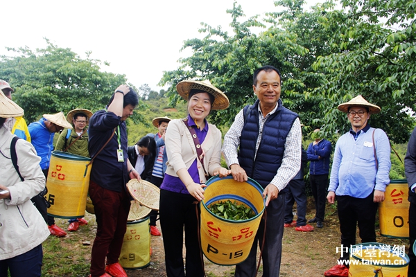 採茶比賽第一名與謝東慶合影